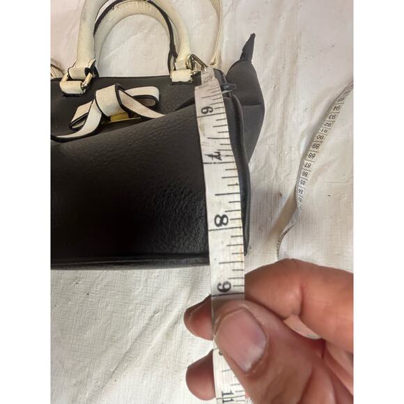 Small Black and White Handbag Preowned - Picture 2 of 8